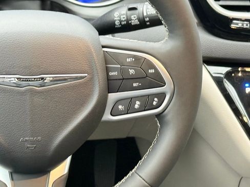 Used 2024 Chrysler Pacifica Touring-L image 22