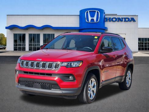 Used 2024 Jeep Compass Latitude AWD/4WD image 2