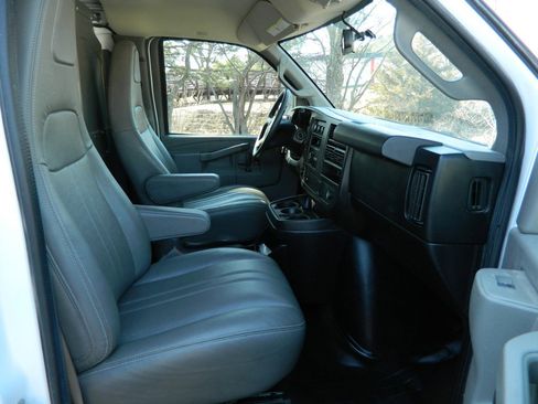Used 2017 Chevrolet Express 2500 image 17