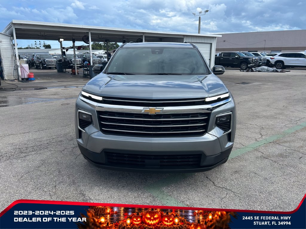 Used 2026 Chevrolet Traverse LT FWD image 2