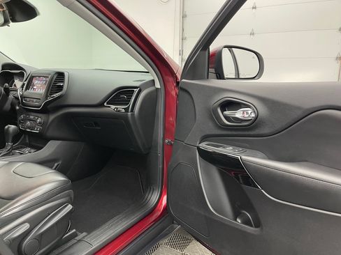 Used 2021 Jeep Cherokee Latitude Plus FWD image 30