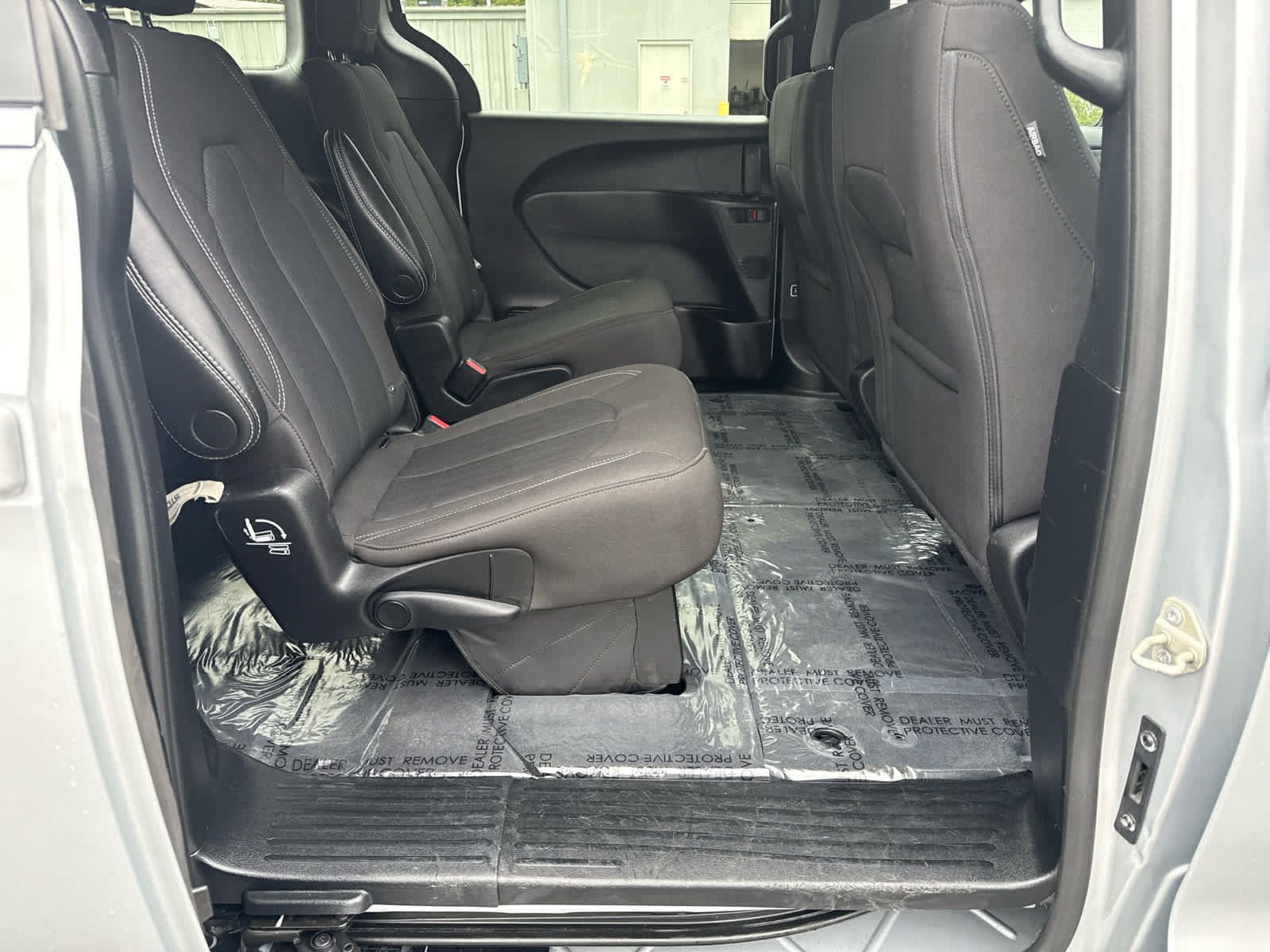 Used 2023 Chrysler Pacifica Touring FWD image 14