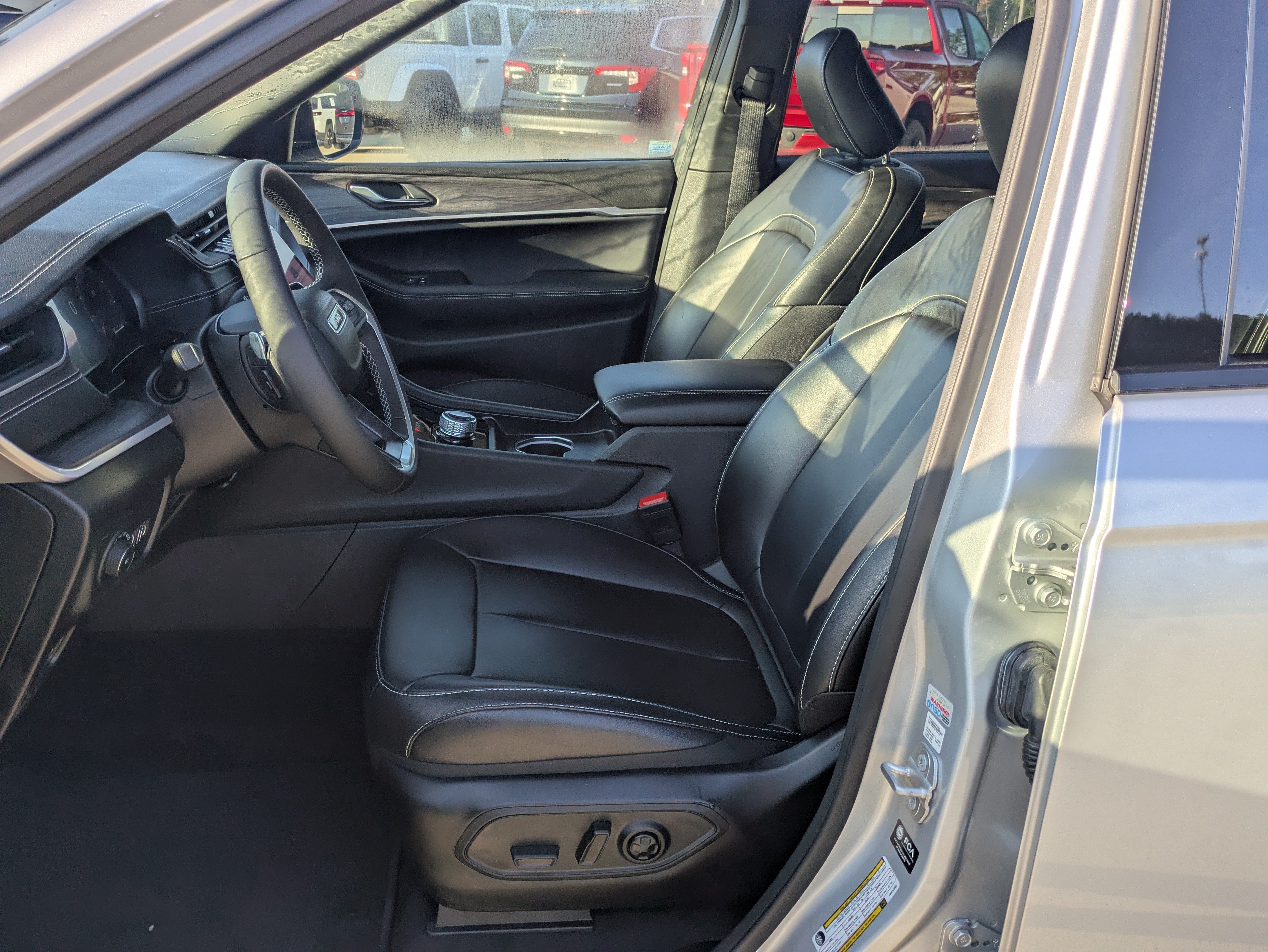 Used 2025 Jeep Grand Cherokee L Limited RWD image 4