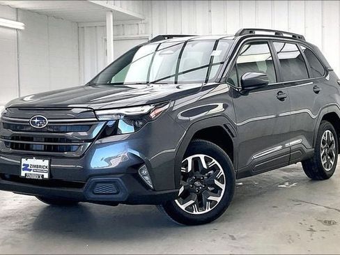 Used 2025 Subaru Forester Premium AWD/4WD image 2