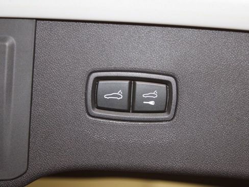 Certified 2025 Porsche Cayenne AWD/4WD image 34