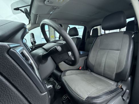 Used 2017 Nissan Titan S image 10