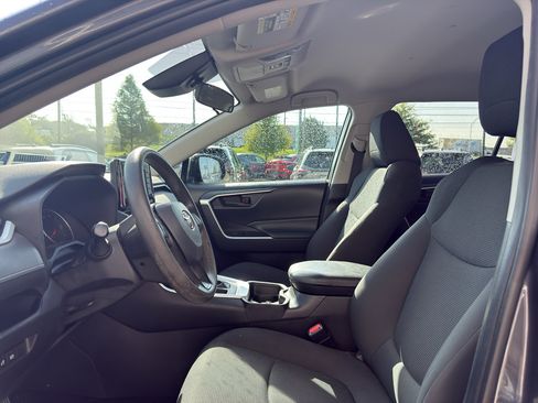 Used 2021 Toyota RAV4 LE AWD/4WD image 9
