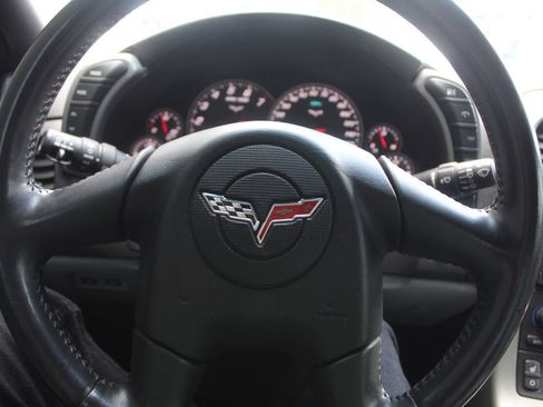 Used 2005 Chevrolet Corvette Coupe w/ Preferred Equipment Group RWD image 18