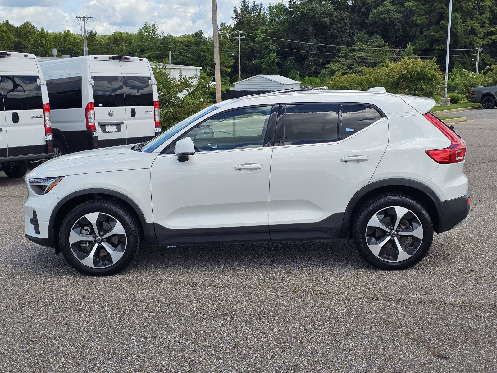 Used 2024 Volvo XC40 B5 Plus AWD/4WD image 13
