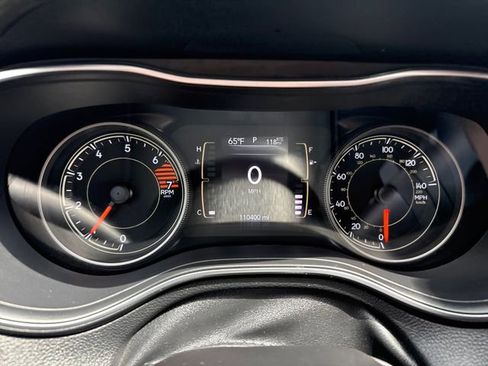 Used 2019 Jeep Cherokee Latitude Plus w/ Cold Weather Group AWD/4WD image 20