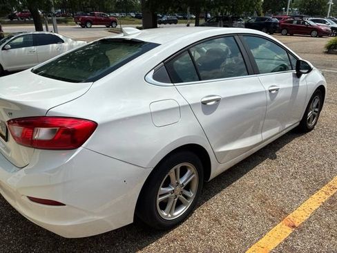 Used 2017 Chevrolet Cruze LT FWD image 4