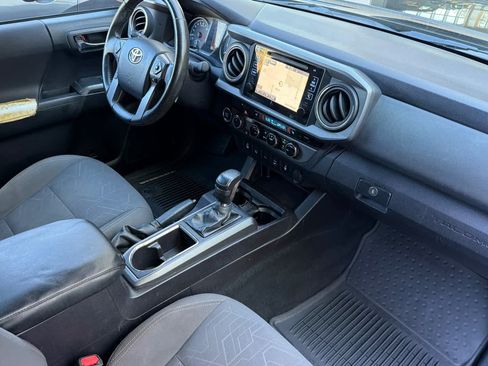 Used 2016 Toyota Tacoma TRD Off-Road w/ Premium & Technology Package AWD/4WD image 17
