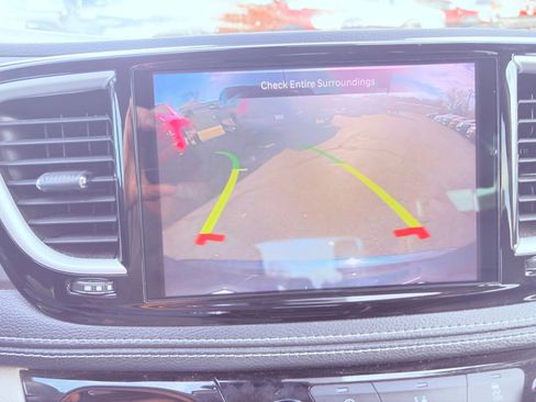 Used 2022 Chrysler Pacifica Touring-L image 28