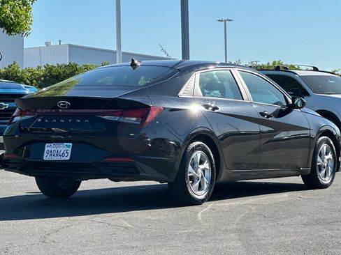 Used 2022 Hyundai Elantra SE FWD image 4