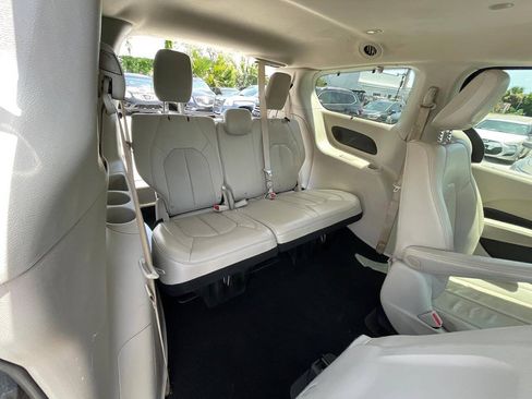 Used 2021 Chrysler Pacifica Touring-L FWD image 18