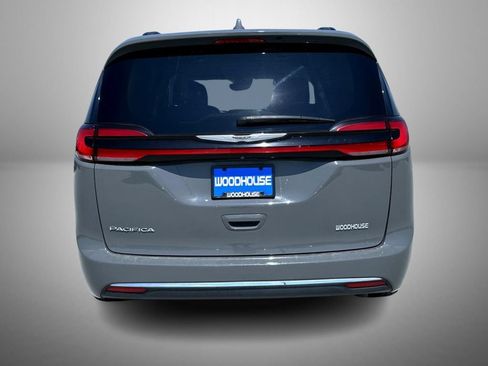 Used 2022 Chrysler Pacifica Touring-L FWD image 6