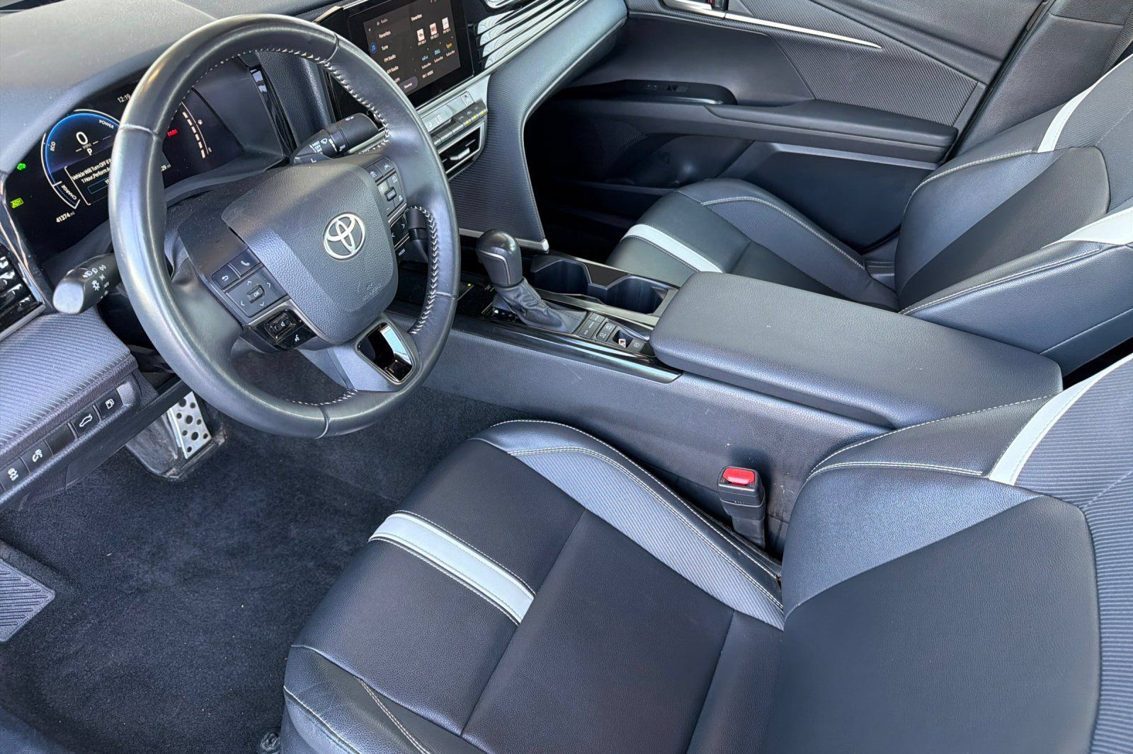 Used 2025 Toyota Camry SE FWD image 9