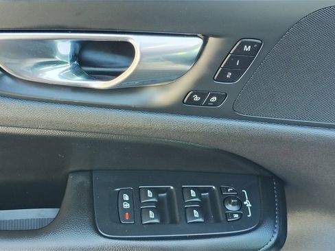 Used 2021 Volvo S60 T6 Momentum w/ Premium Package image 9