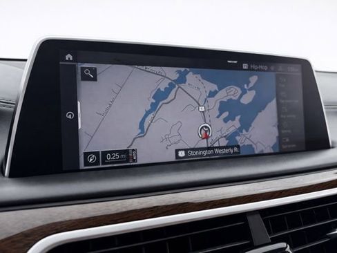 Used 2021 BMW 750i xDrive w/ Executive Package image 29