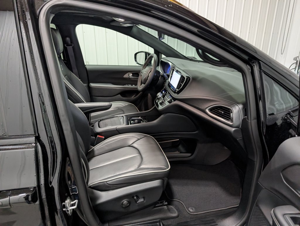 Used 2027 Chrysler Pacifica Limited FWD image 28