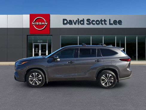 Used 2021 Toyota Highlander XLE image 11