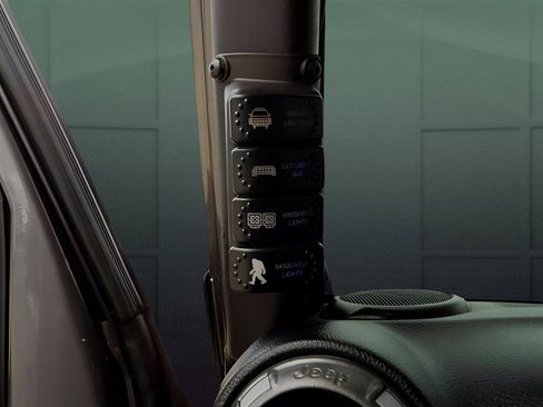 Used 2016 Jeep Wrangler Unlimited Sahara w/ Connectivity Group image 11