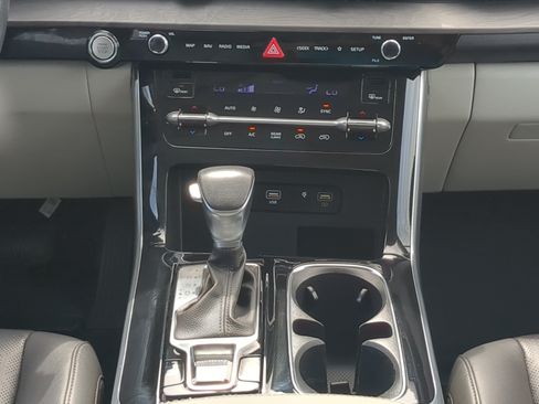 Used 2023 Kia Carnival EX FWD image 17