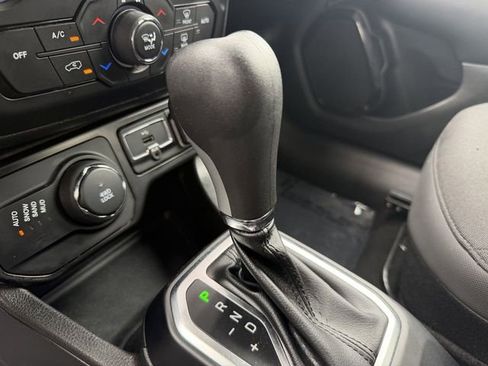 Used 2023 Jeep Renegade Altitude w/ Convenience Group I AWD/4WD image 18