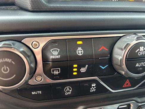 Used 2023 Jeep Wrangler Unlimited Sahara w/ Altitude image 24