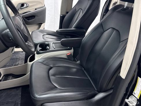 Used 2024 Chrysler Pacifica Touring-L FWD image 8