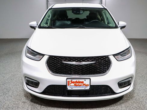 Used 2023 Chrysler Pacifica Touring-L image 4