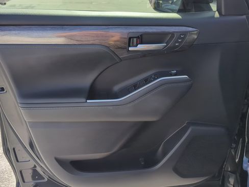 Used 2023 Toyota Highlander Limited image 10