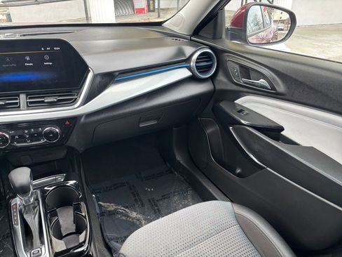Used 2025 Chevrolet Trax LT w/ LT Convenience Package image 31