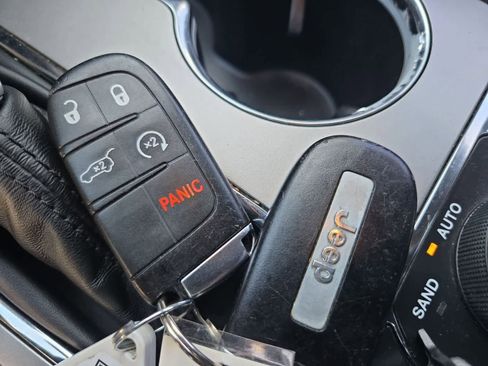 Used 2018 Jeep Grand Cherokee Limited image 33