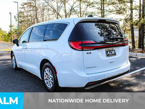 Used 2024 Chrysler Pacifica Touring-L image 4