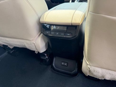 Used 2023 Toyota Highlander XLE FWD image 39