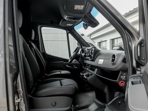 Used 2025 Mercedes-Benz Sprinter 2500 image 21