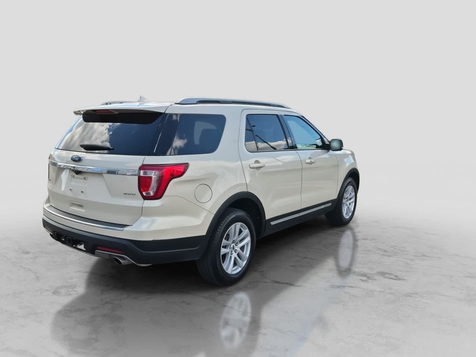 Used 2018 Ford Explorer XLT w/ Equipment Group 202A AWD/4WD image 8