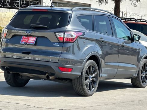 Used 2018 Ford Escape SE w/ SE Sport Appearance Package FWD image 3