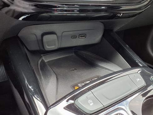 Used 2025 Chevrolet Trax RS w/ Sunroof Package FWD image 13