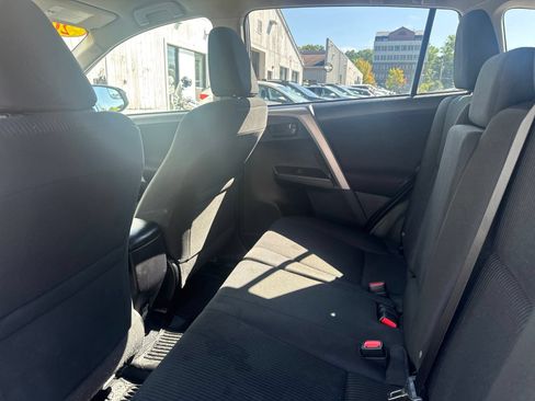 Used 2018 Toyota RAV4 LE AWD/4WD image 18