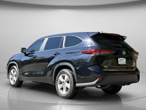 Used 2023 Toyota Highlander L FWD image 5