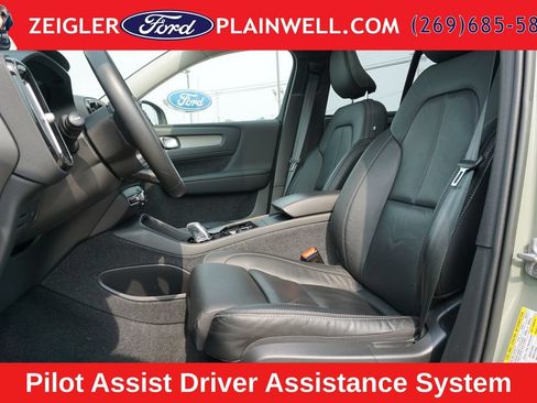 Used 2023 Volvo XC40 B5 Plus w/ Driver Assist Package AWD/4WD image 16