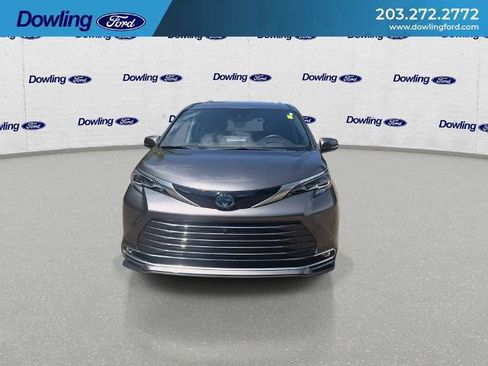 Used 2024 Toyota Sienna Platinum FWD image 6