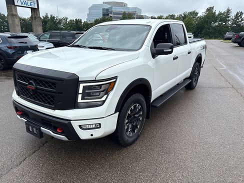 Used 2021 Nissan Titan PRO-4X w/ Pro-4x Convenience Package AWD/4WD image 13