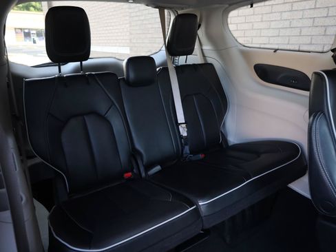 Used 2022 Chrysler Pacifica Limited FWD image 27