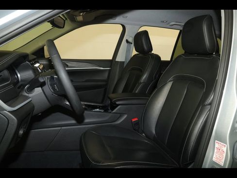 Used 2023 Jeep Grand Cherokee Limited AWD/4WD image 24