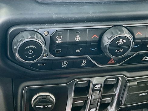 Used 2023 Jeep Gladiator Willys image 20