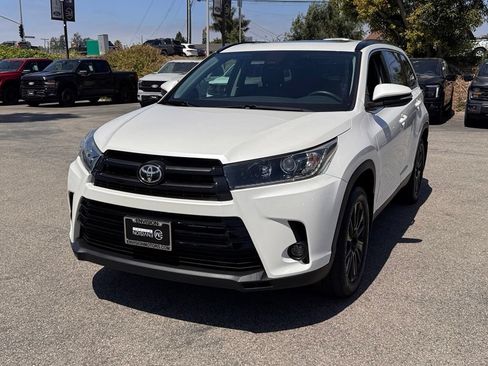 Used 2019 Toyota Highlander SE FWD image 7