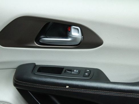 Used 2018 Chrysler Pacifica Touring-L image 12